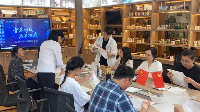 無錫草莓视频在线看客戶（hù）洽談